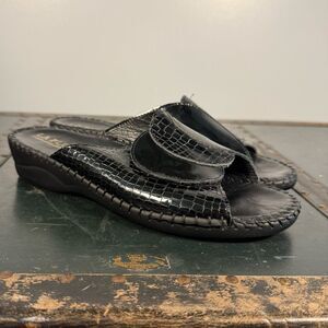 La Plume Womens Paola Adjustable Slide Sandal Croc/Patent Leather Black Size 40